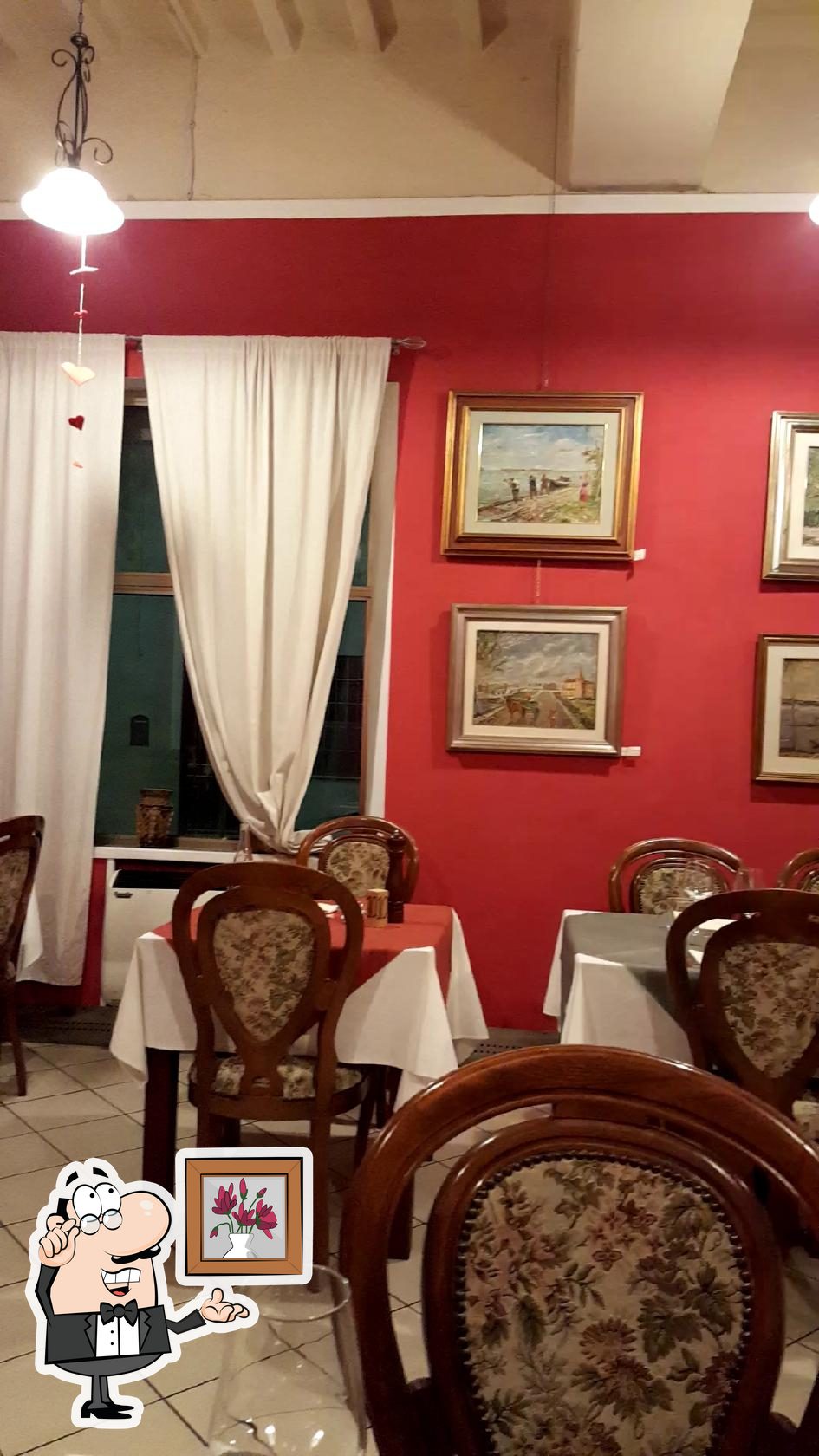 Gli interni di Osteria Della Bassa.