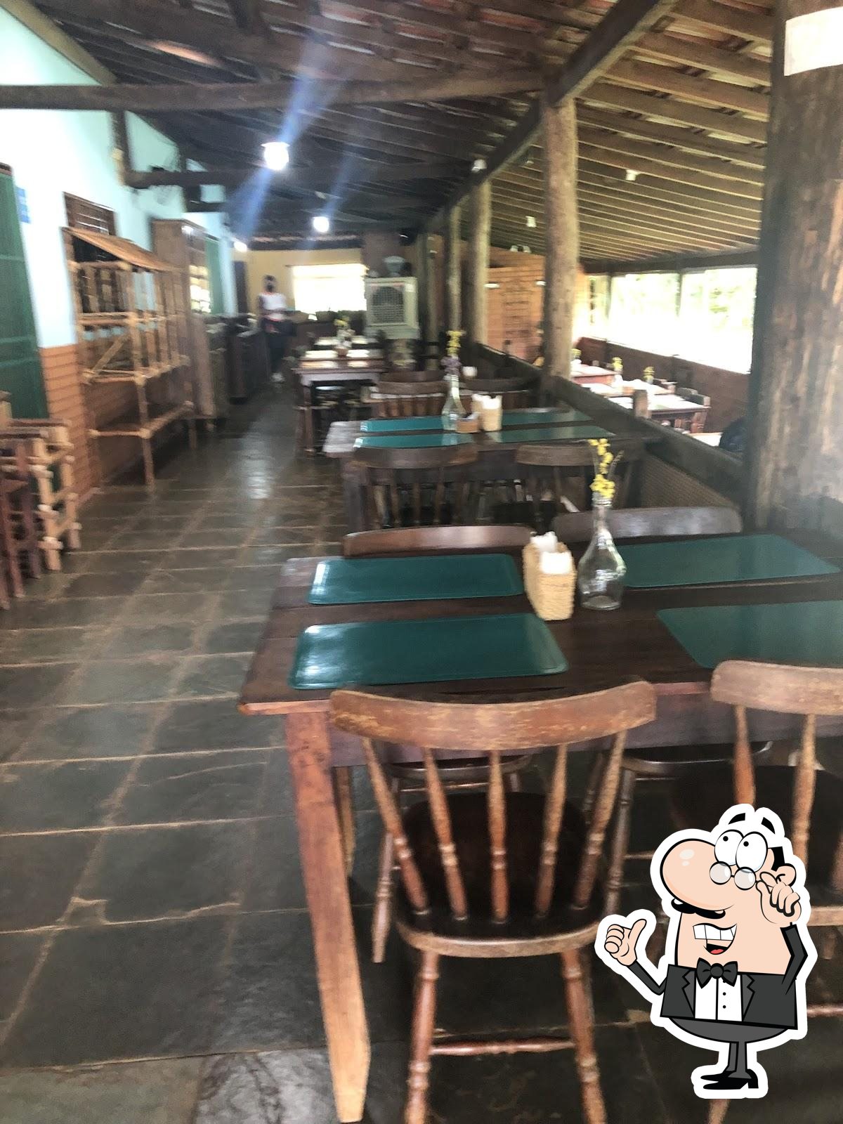 Sente em uma das mesas no Rancho Canabrava.