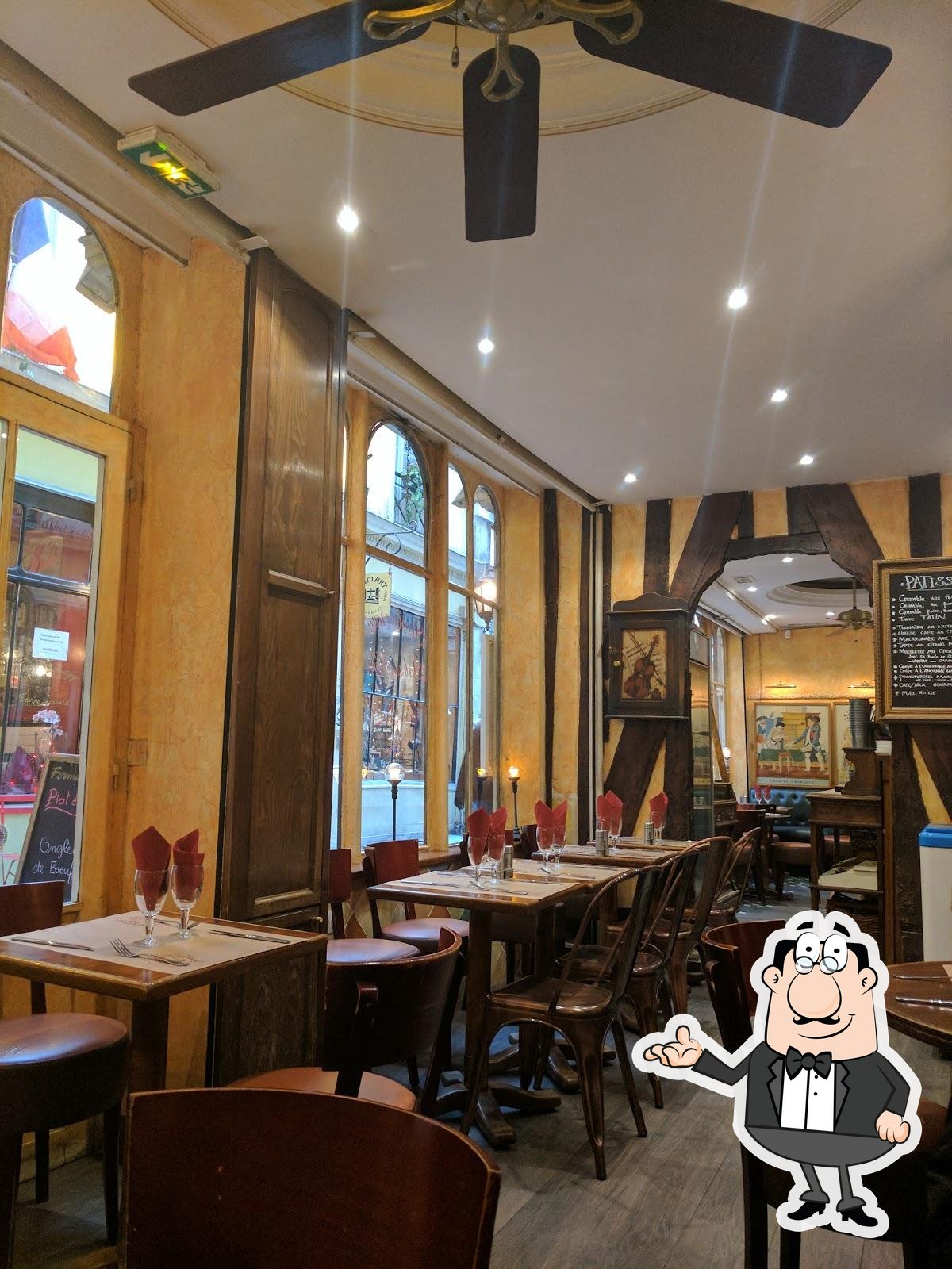 Installez-vous à l'une des tables de La Jacobine.