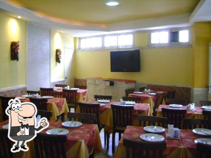 Sente em uma das mesas no Restaurante Umas & Ostras.