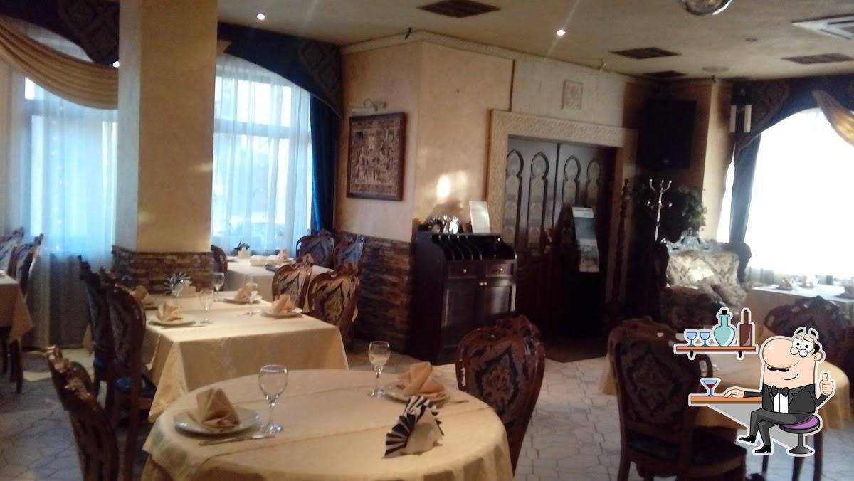 The interior of Restaurant Dezha Vyu.