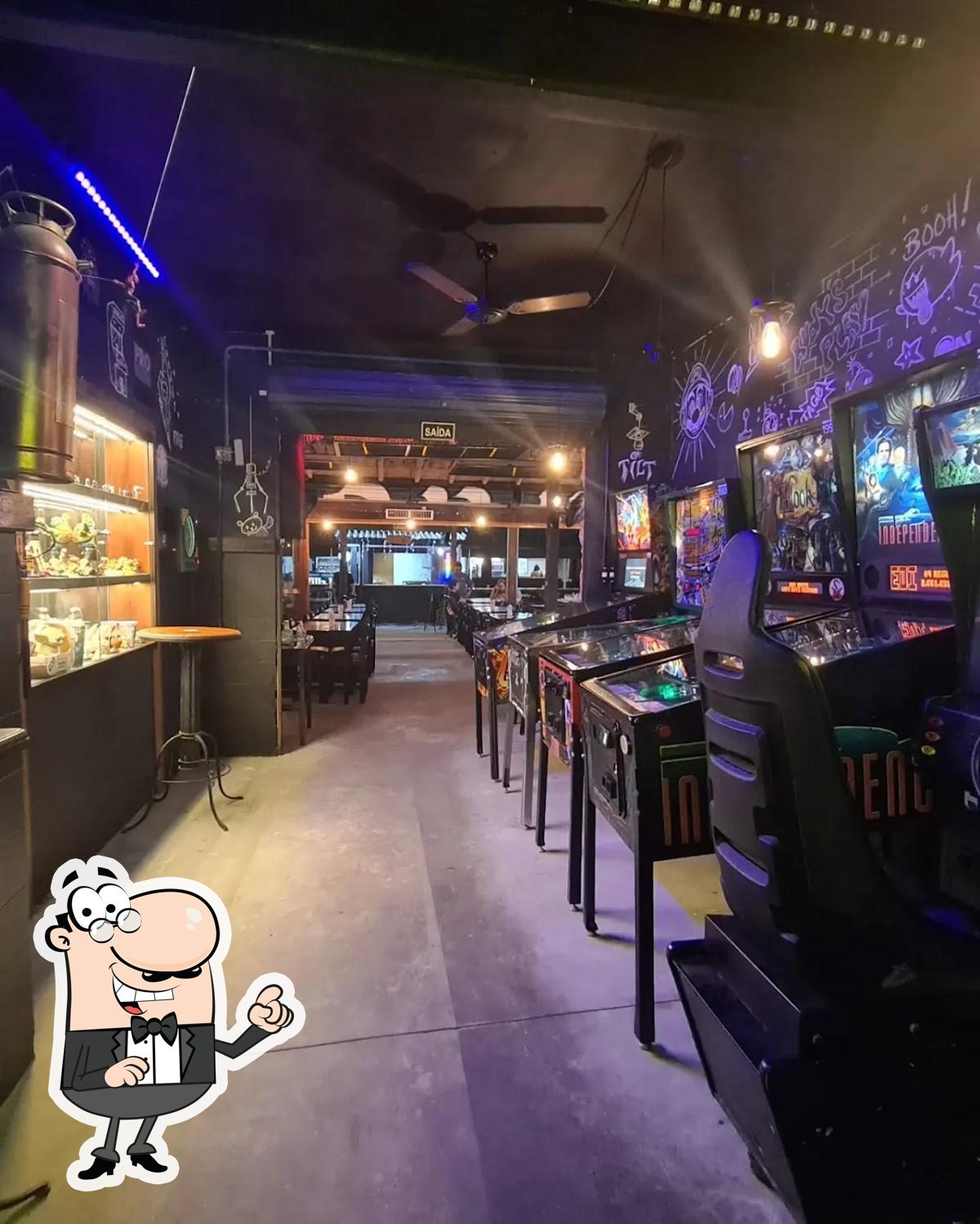 Sente em uma das mesas no Rudy's Bar.