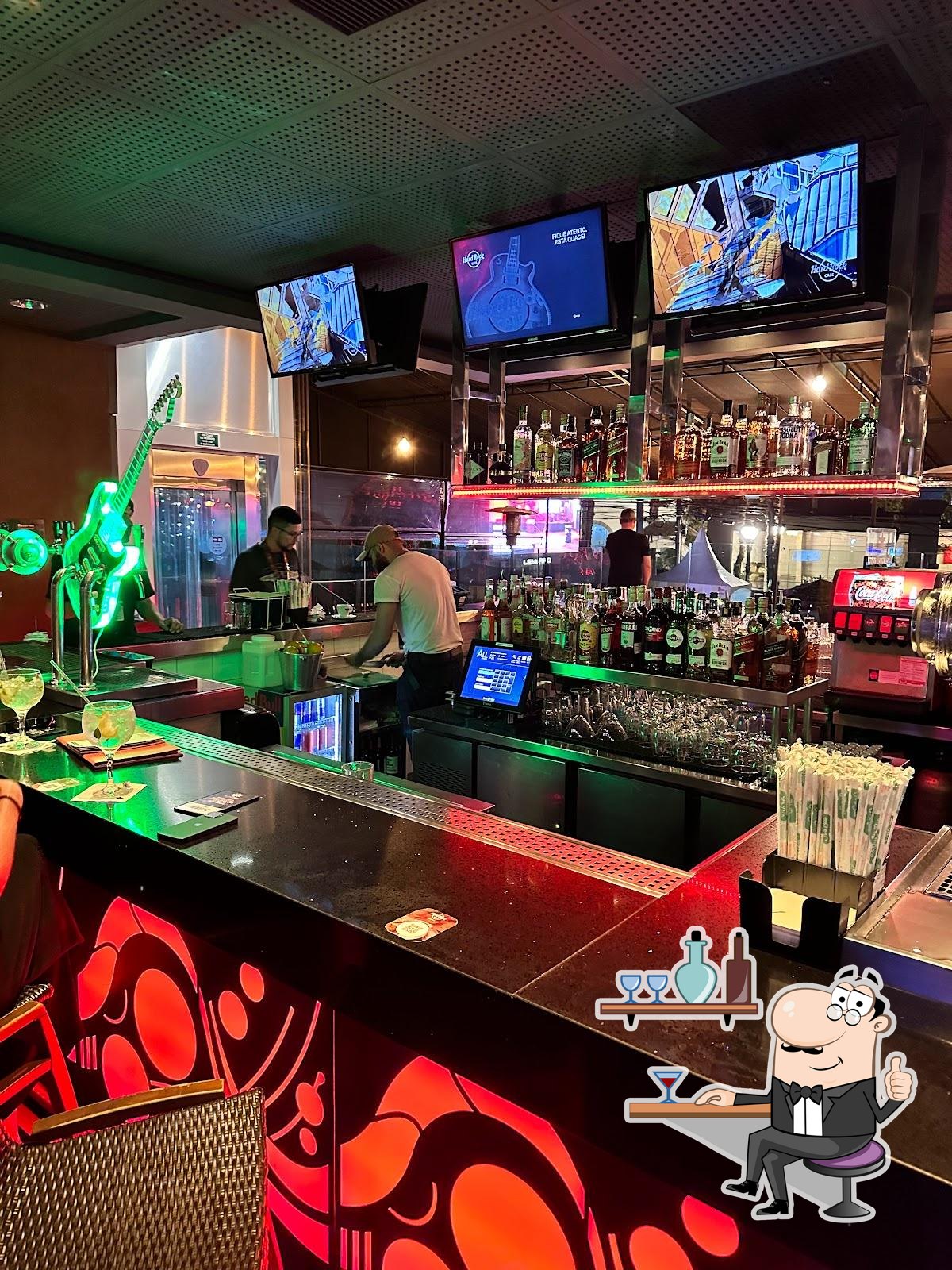 Veja imagens do interior do Hard Rock Cafe Curitiba.