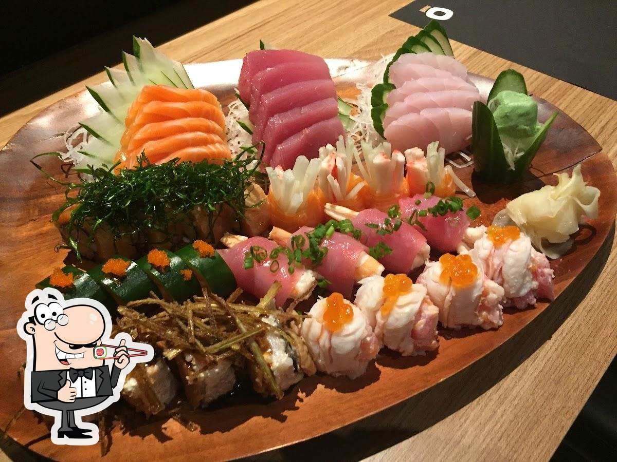 Peça diferentes opções de sushi.
