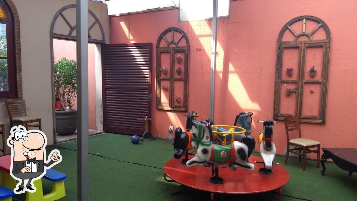 Sente em uma das mesas no Restaurante Al Dar.