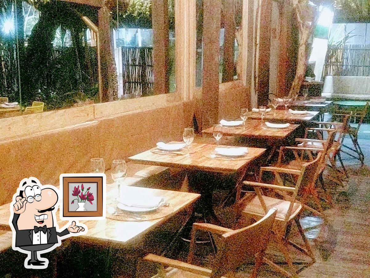 O interior do Restaurante Capim Santo São Paulo.