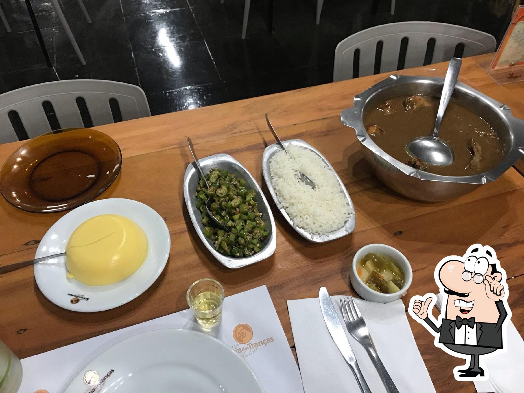 Sente em uma das mesas no Restaurante Maria das Tranças.