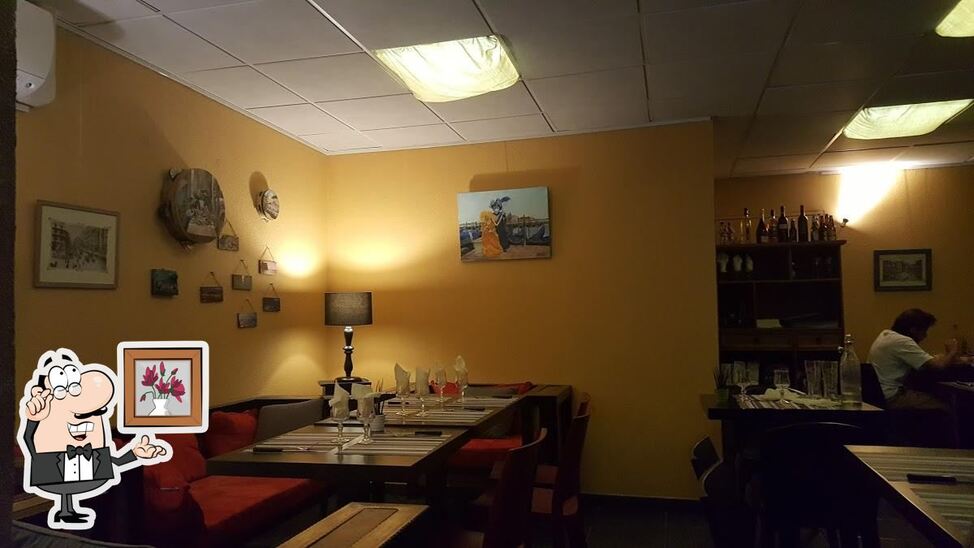 Découvrez l'intérieur de Bella Napoli.