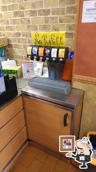 Siediti a un tavolo di Subway.