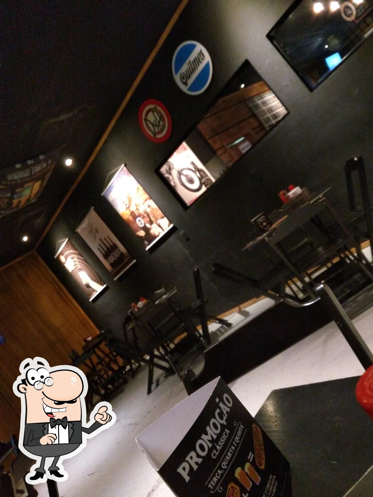 Sente em uma das mesas no La Birra - Caxias do Sul.