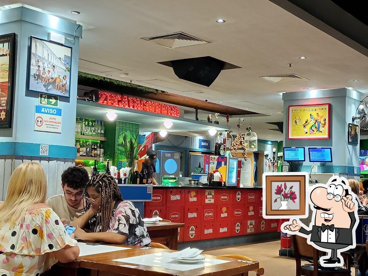 Sente em uma das mesas no Bar Do Zeca Pagodinho - Vogue Square.