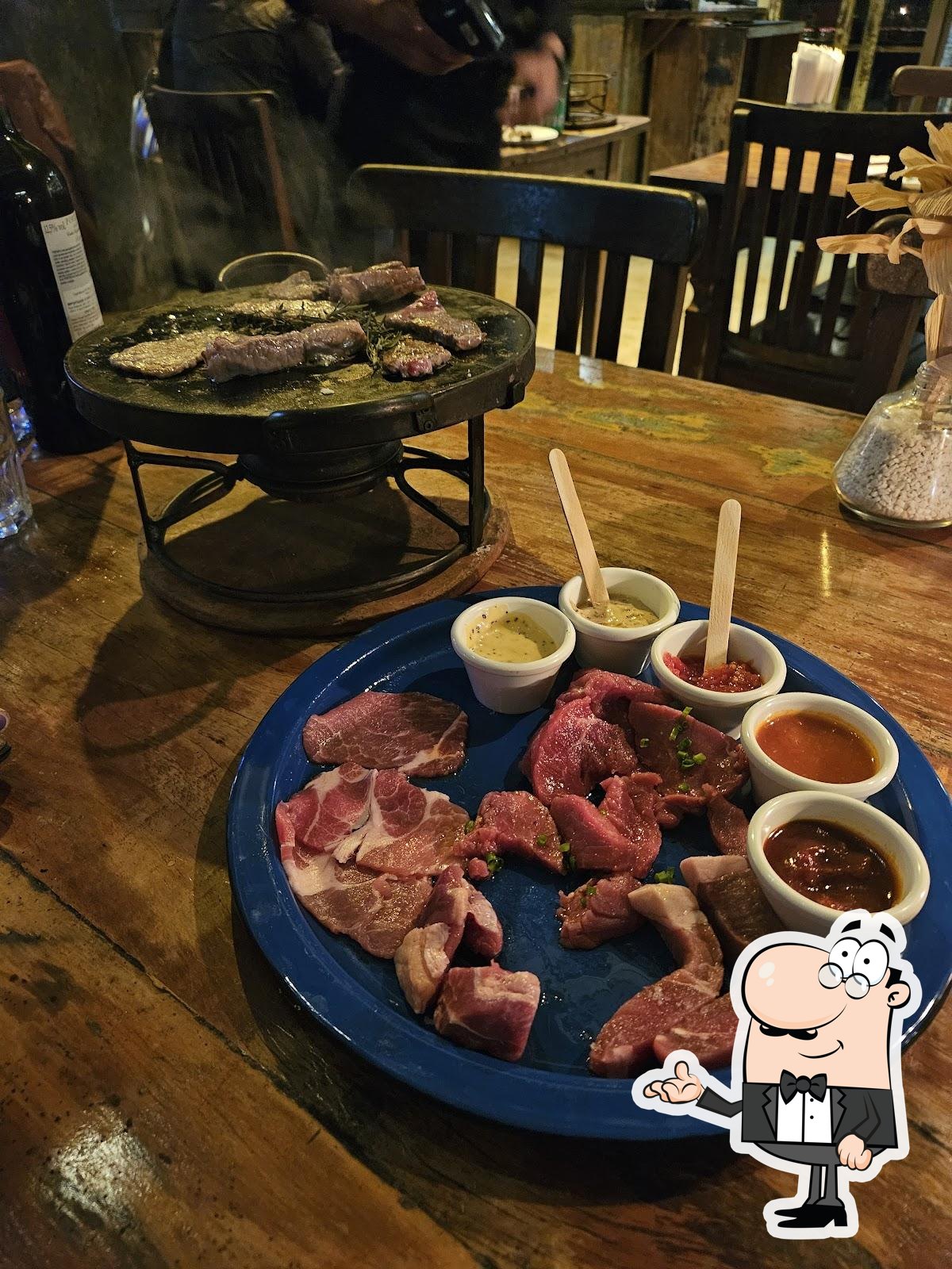 Sente em uma das mesas no Restaurante Paladino.