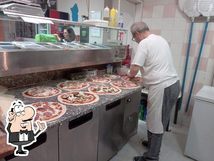 Siediti a un tavolo di Nanni' Pizza.