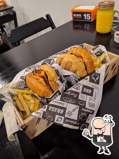 Sente em uma das mesas no Black Burger.