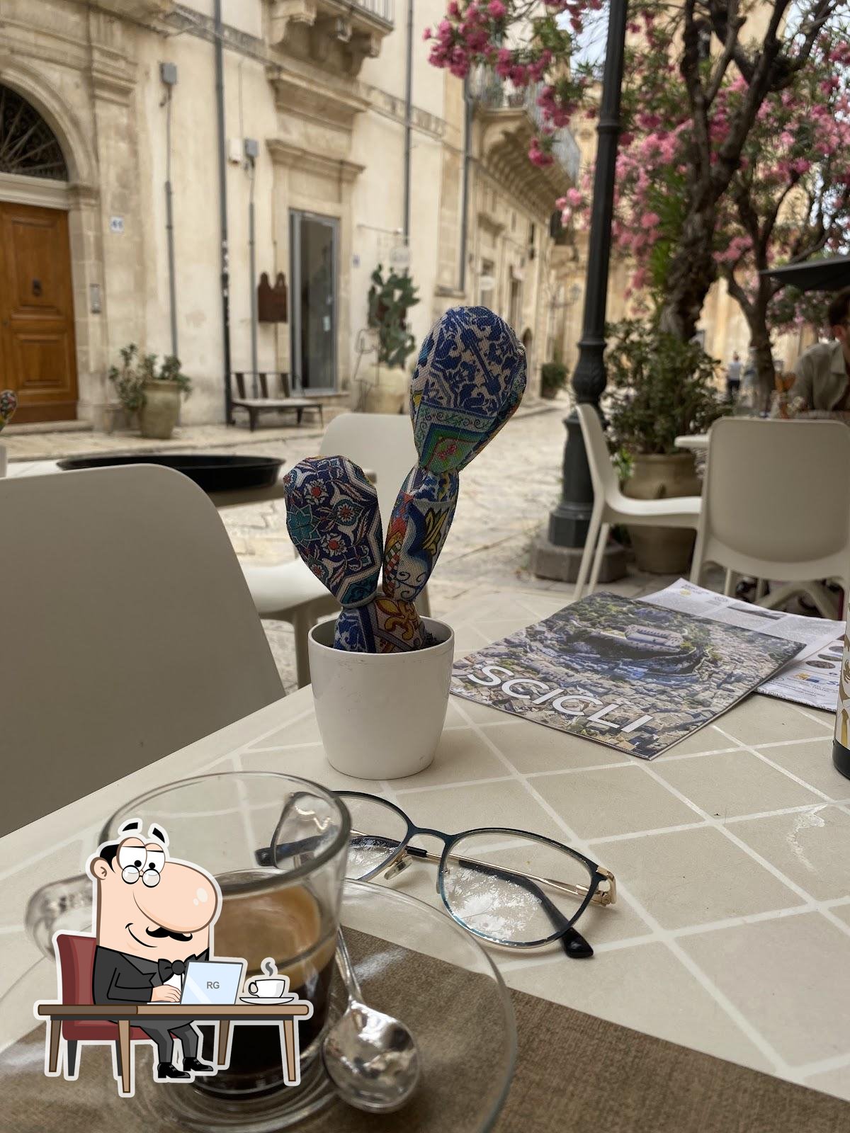 Gli interni di Osteria Donna Luisa.