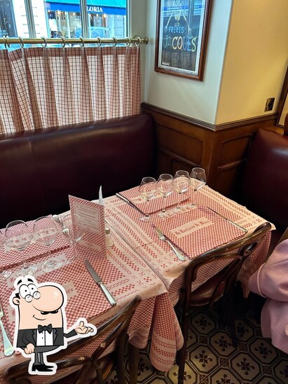 Installez-vous à l'une des tables de La Fontaine de Mars.