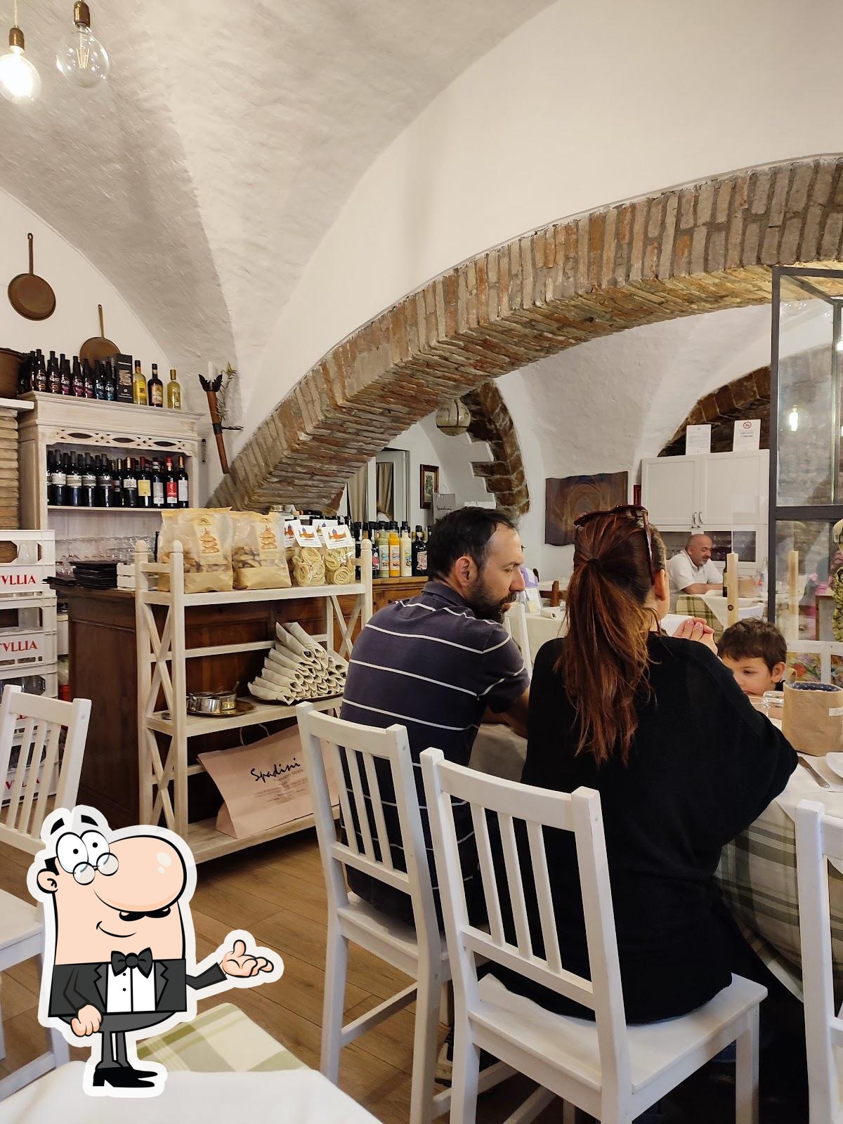 Gli interni di Trattoria Spadini.