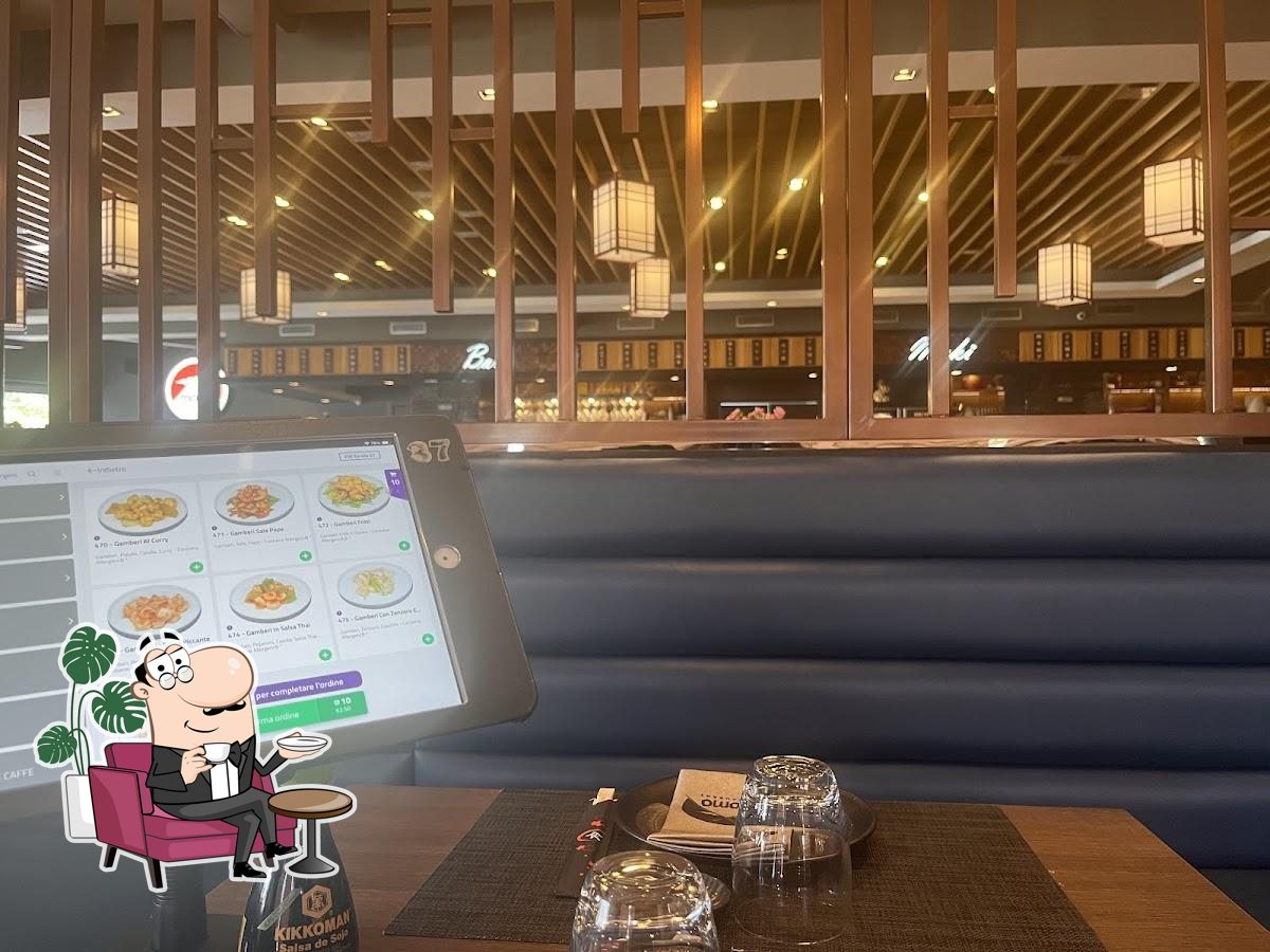 Siediti a un tavolo di Momo Restaurant.