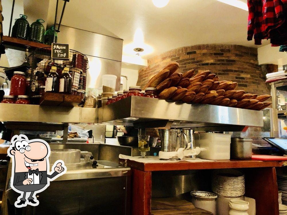 Découvrez l'intérieur de Au Pied de Cochon.