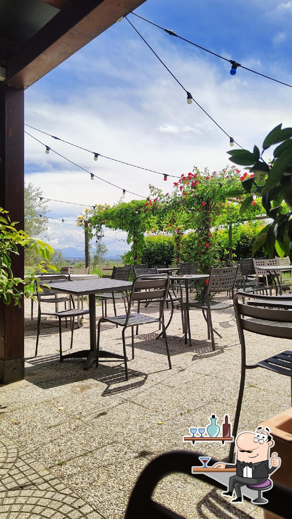 Siediti a un tavolo di Taverna dell'Orso.