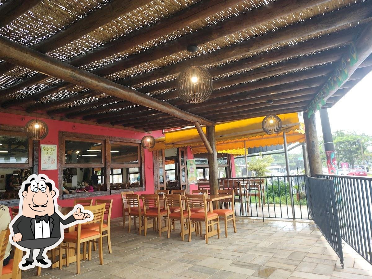 Sente em uma das mesas no Gauchão Grill Ubatuba.