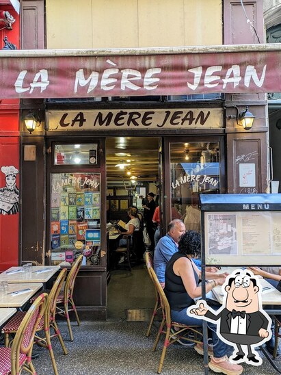 Installez-vous à l'une des tables de La Mère Jean.