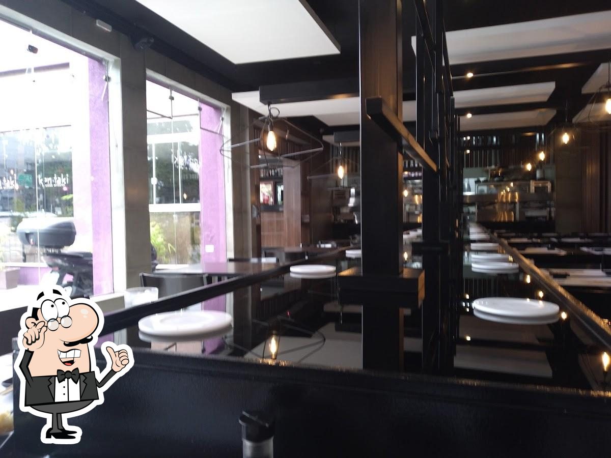 Sente em uma das mesas no Ken Taki Cristo Rei.