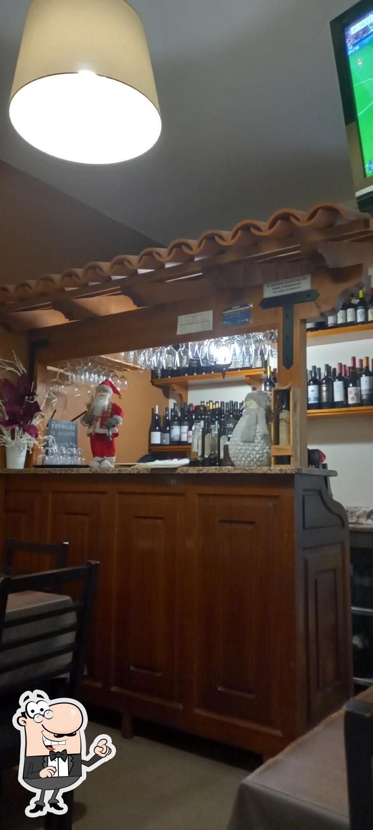 Sente em uma das mesas no Restaurante Jardim.