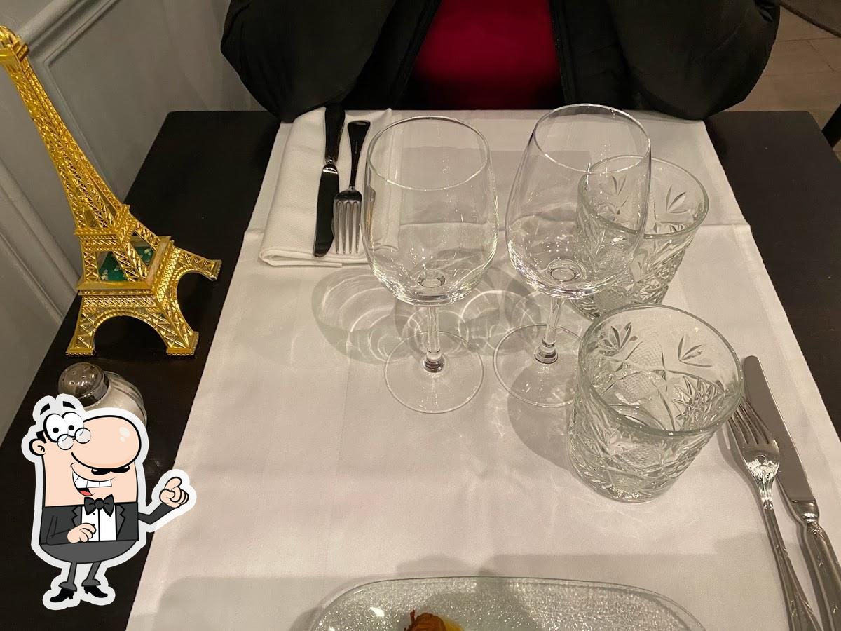 Installez-vous à l'une des tables de Mayfair Garden.