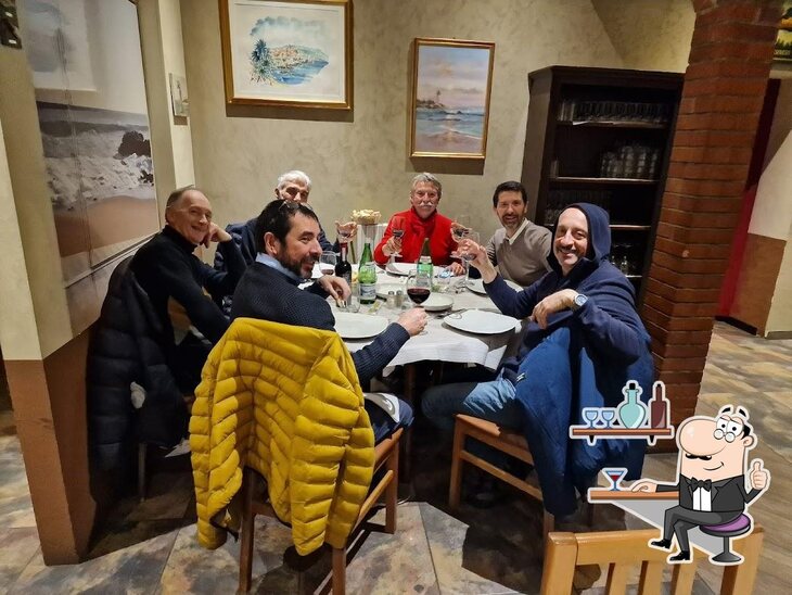 Siediti a un tavolo di TRATTORIA DELLA PATATA.