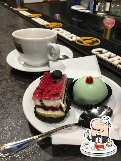 Non scordarti di ordinare un dessert a Caffè Villa Mercede.