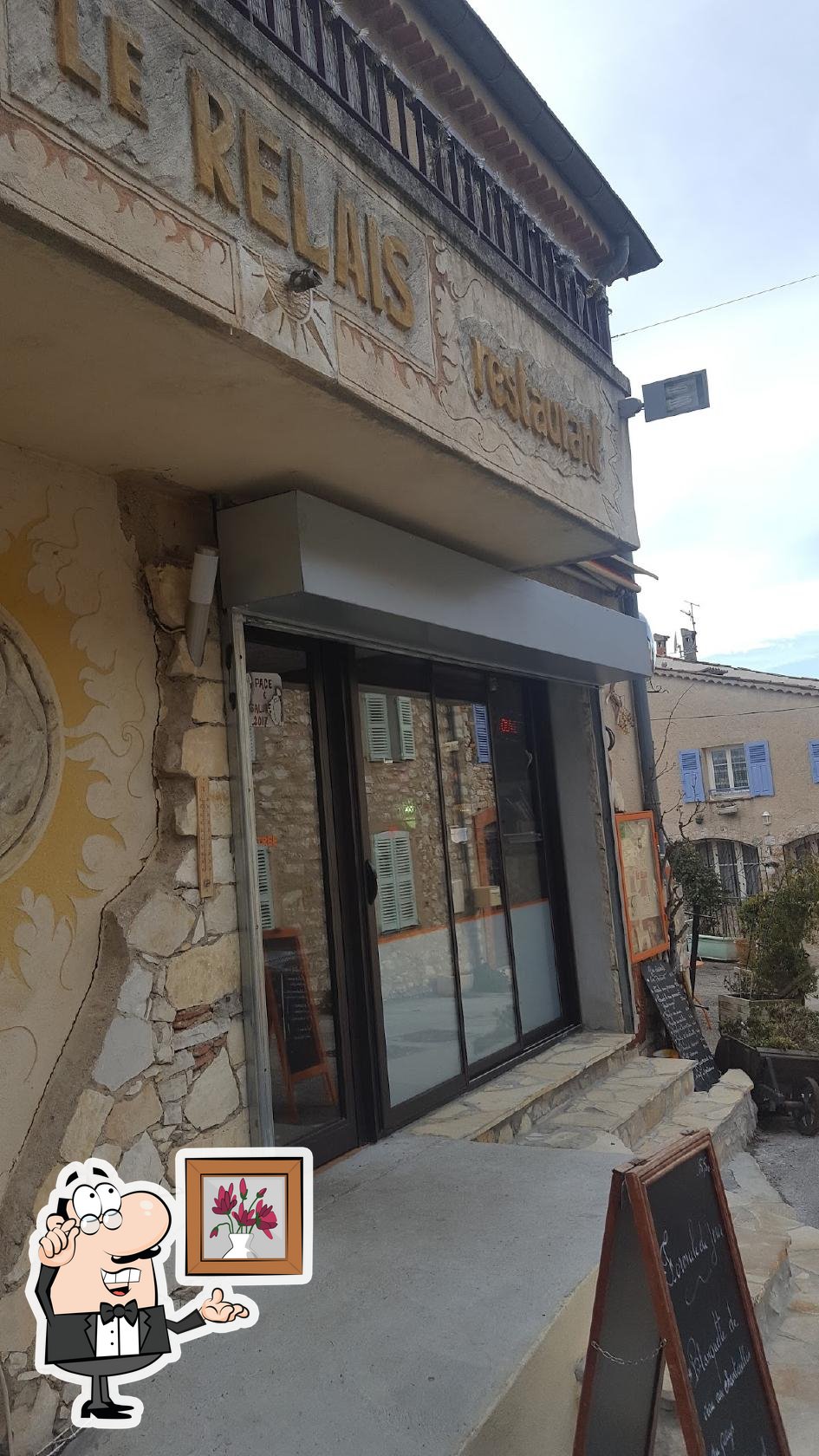 Installez-vous à l'une des tables de Le Relais Bar restaurant.