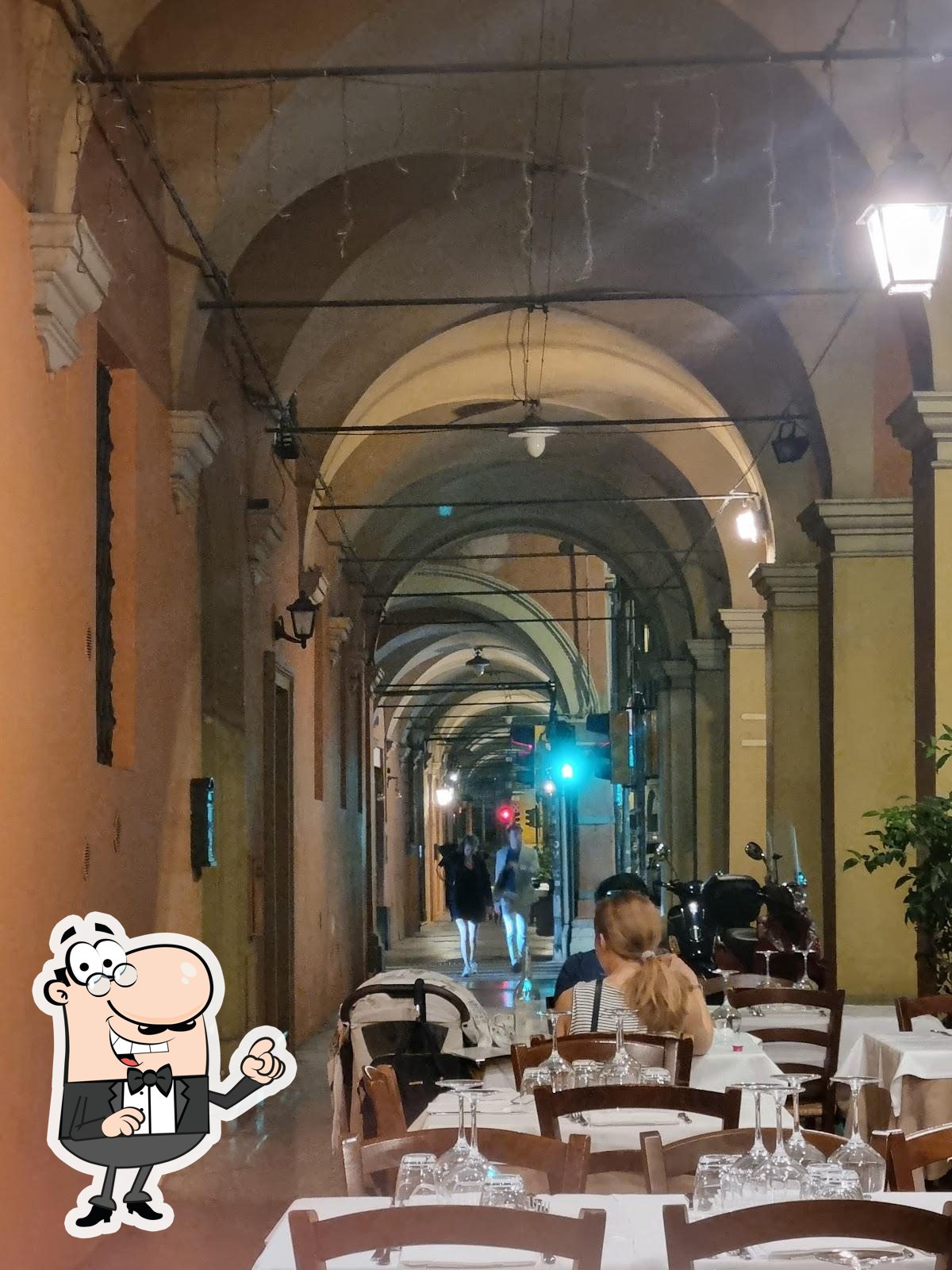 Dai un'occhiata agli interni di Trattoria Della Santa.