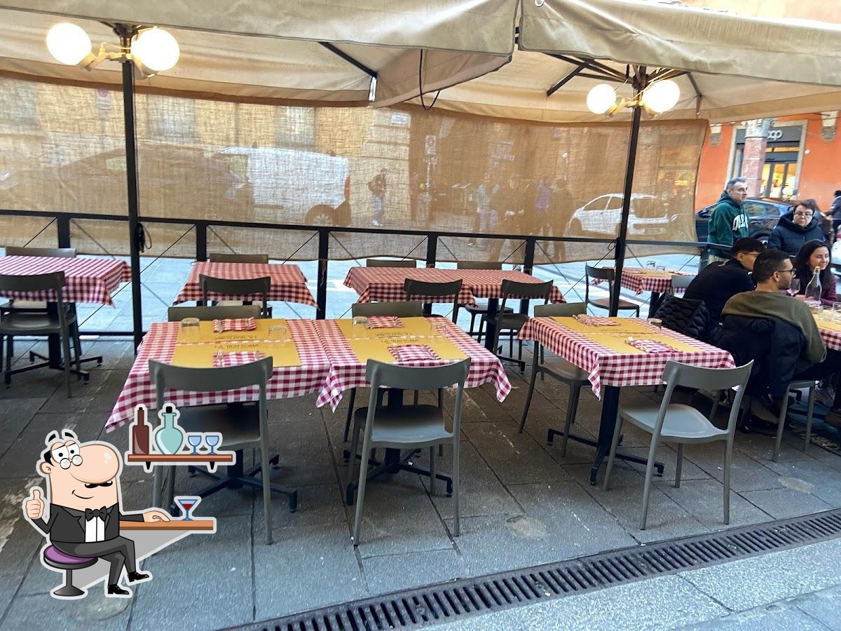 Dai un'occhiata agli interni di Trattoria del Tempo Buono.
