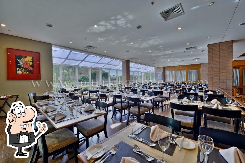 Sente em uma das mesas no Restaurante Ventanas | Deville Prime Porto Alegre.