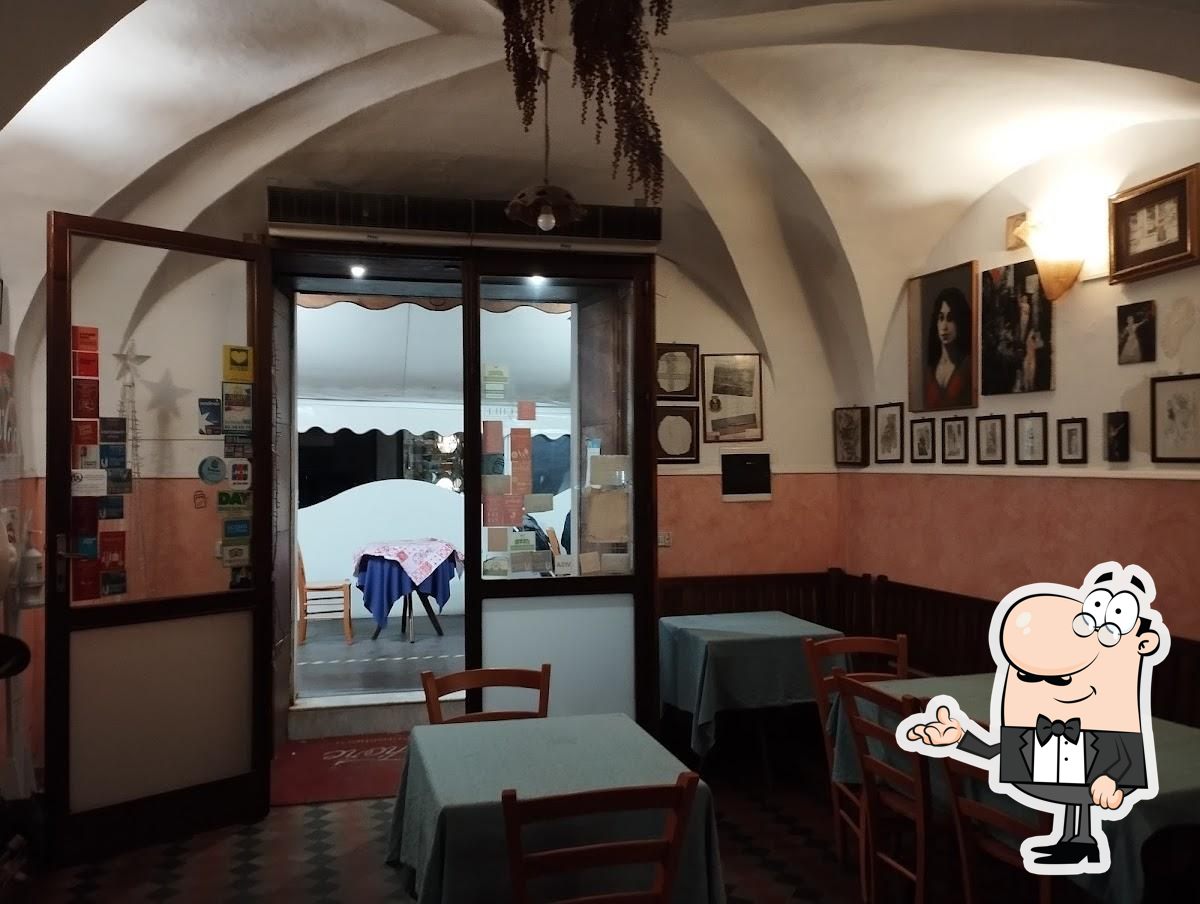 Dai un'occhiata agli interni di De Fiore Nuova trattoria del forestiero.