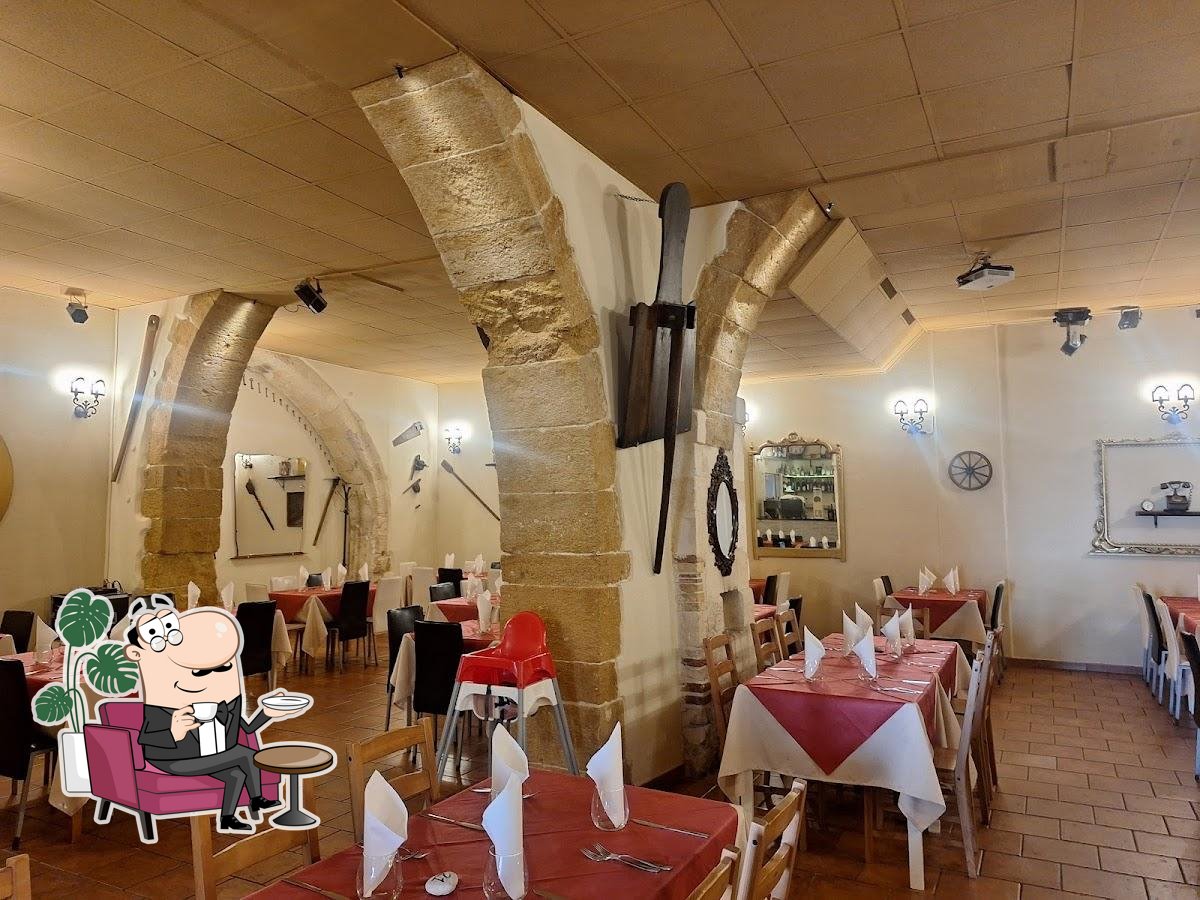 Siediti a un tavolo di Forte Campana Ristorante Pizzeria.