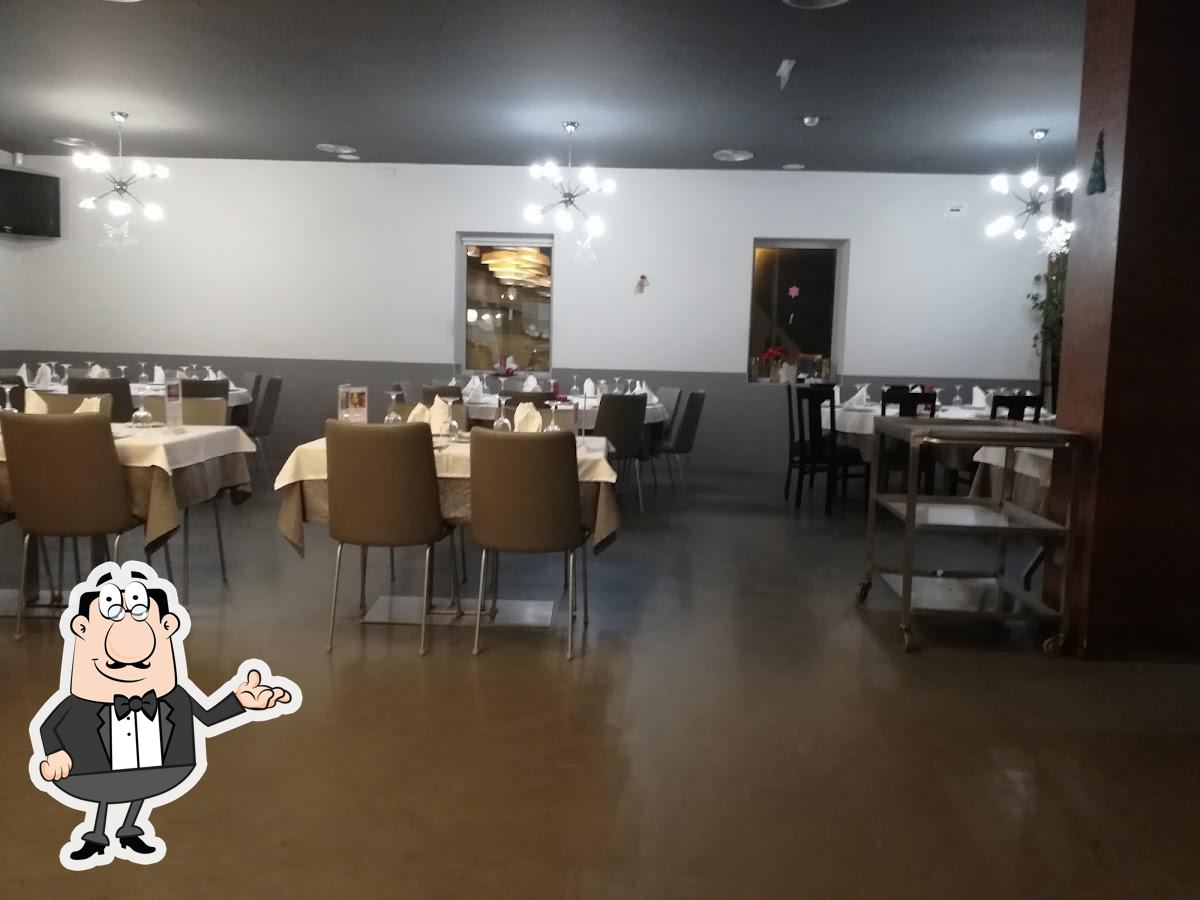 Sente em uma das mesas no Mauritânia Grill.