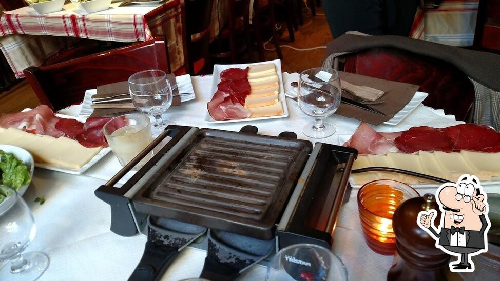 Installez-vous à l'une des tables de L'Assiette aux Fromages.