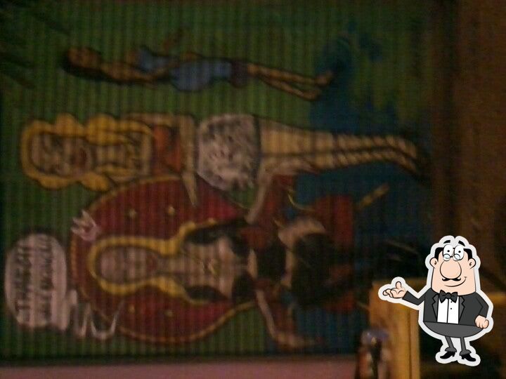 Sente em uma das mesas no Boemia da Lapa Cavern Pub.