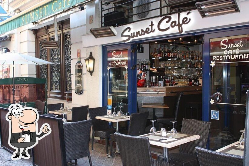 Découvrez l'intérieur de Sunset Café.