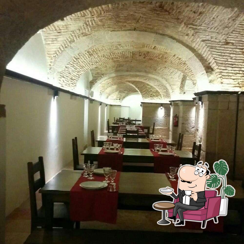 Sente em uma das mesas no D. Afonso O Gordo.