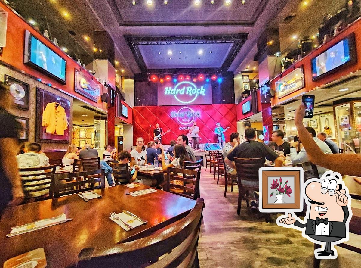 Sente em uma das mesas no Hard Rock Cafe Curitiba.