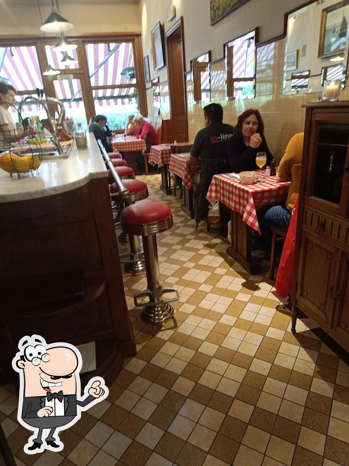 Installez-vous à l'une des tables de Friture René.