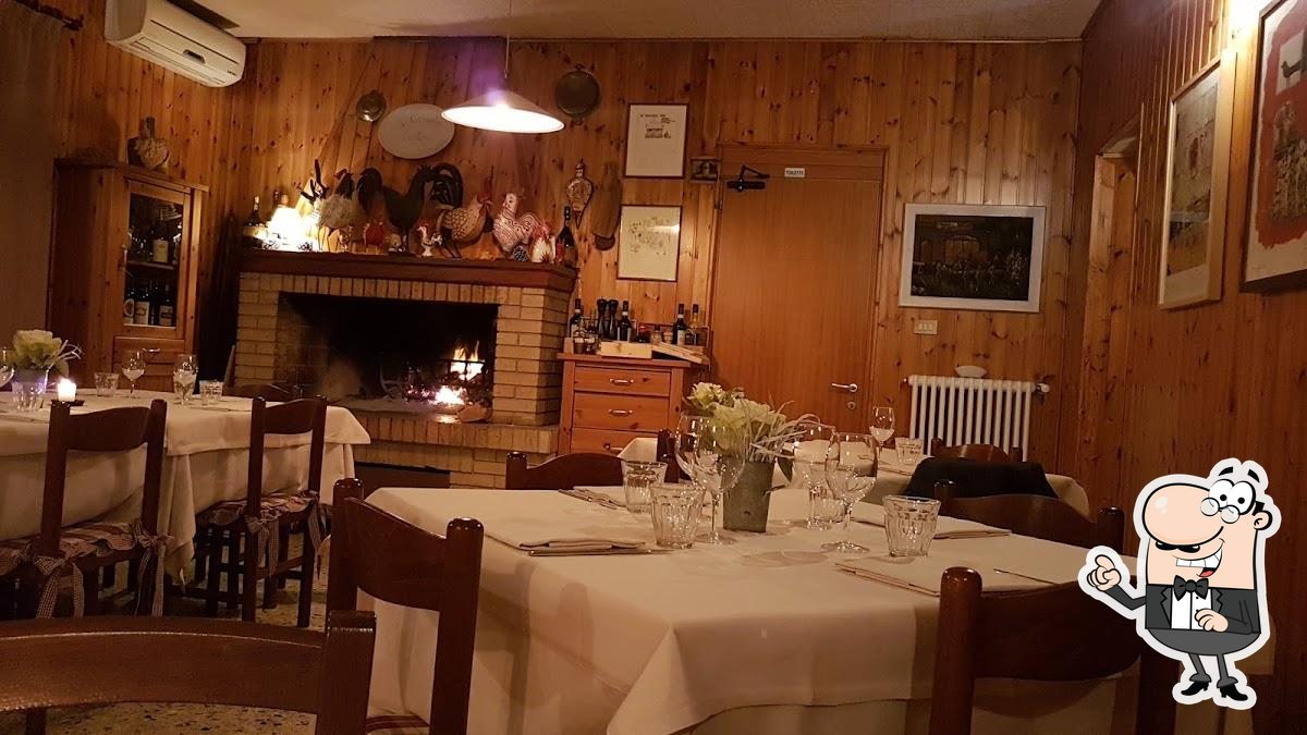 Gli interni di Trattoria Da Carmelo.