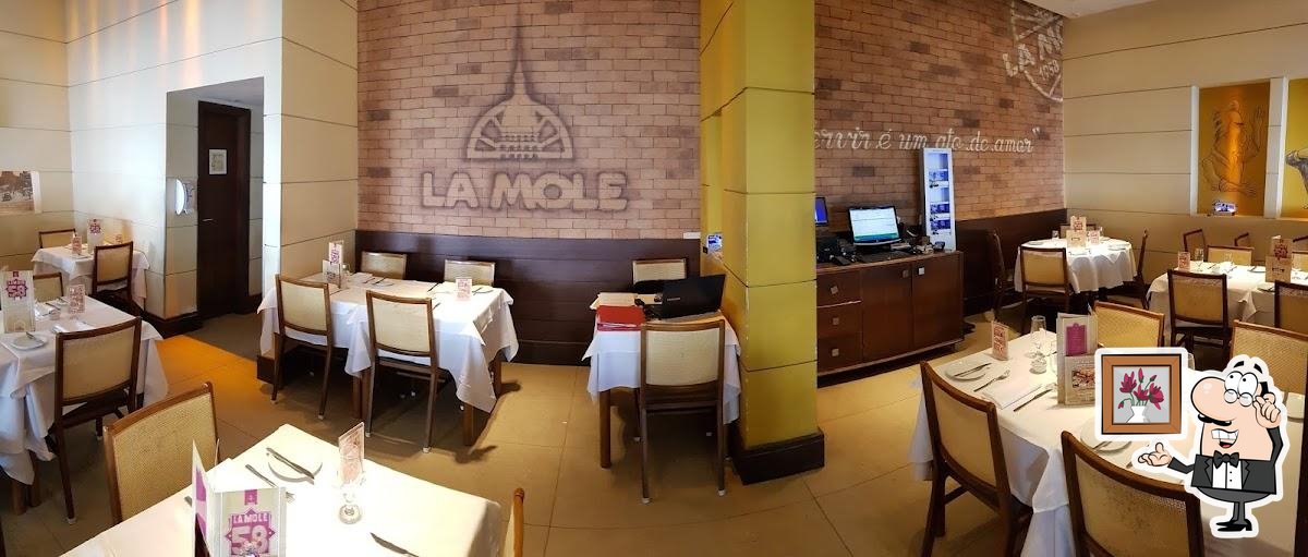 Sente em uma das mesas no La Mole | Leblon.