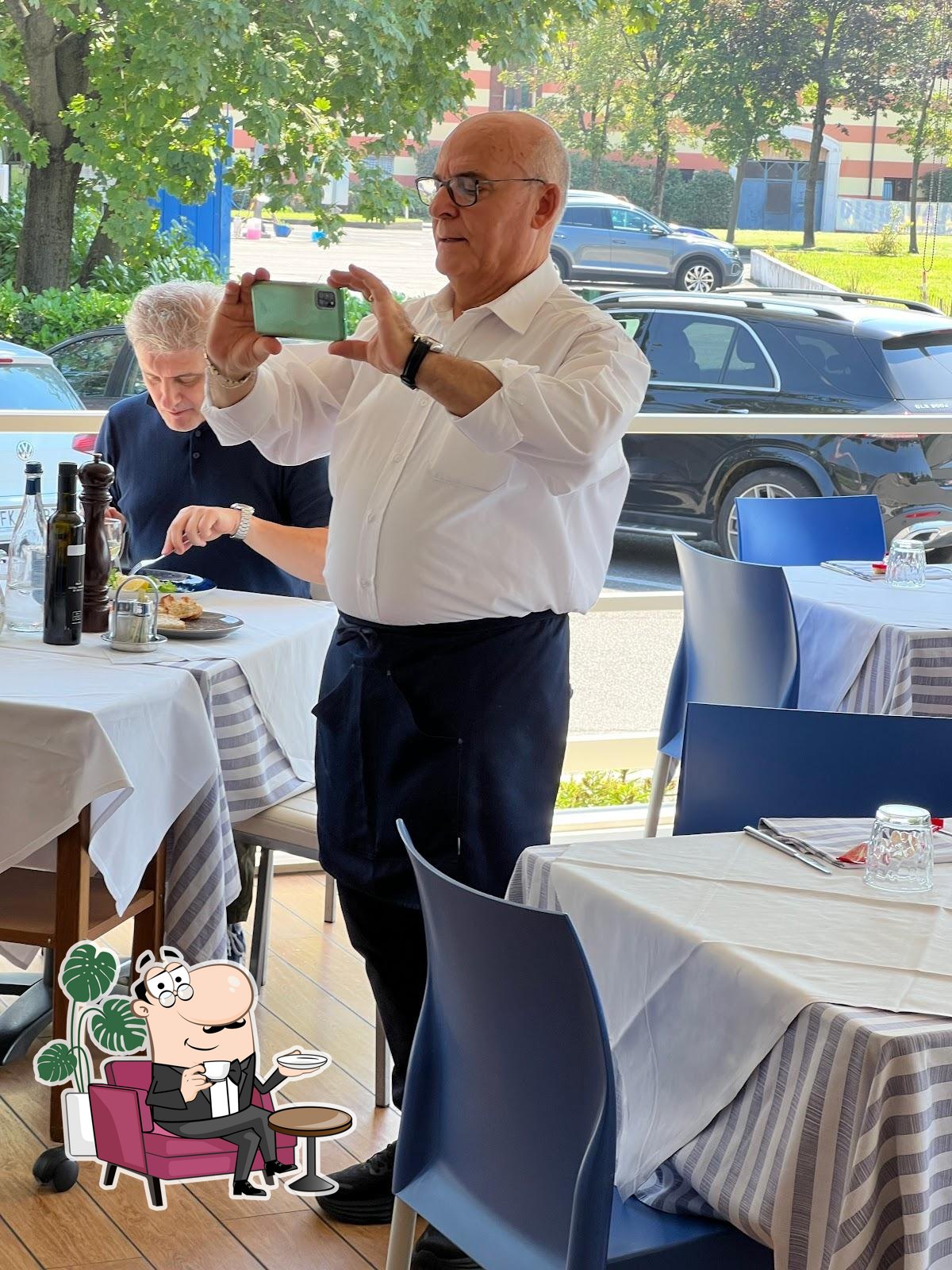 Siediti a un tavolo di Ristorante Pizzeria La Bussola.