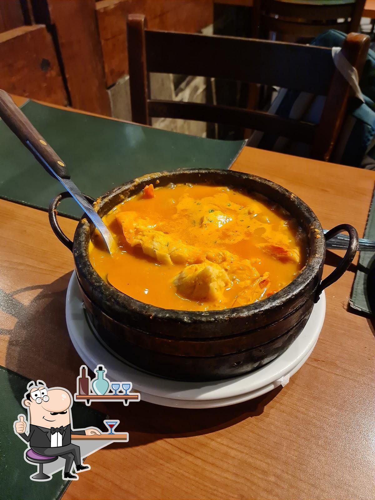 Sente em uma das mesas no Restaurante O Rei do Peixe.