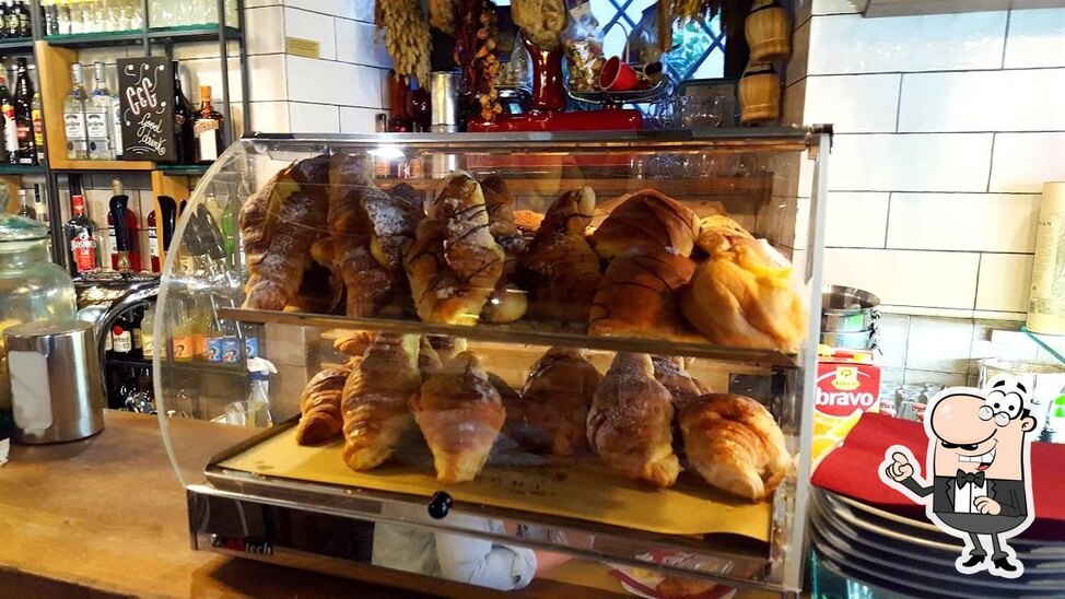 Siediti a un tavolo di Cantina e Cucina.