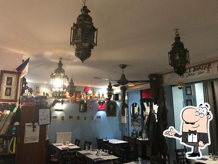 Installez-vous à l'une des tables de Chez Jaafar Restaurant.